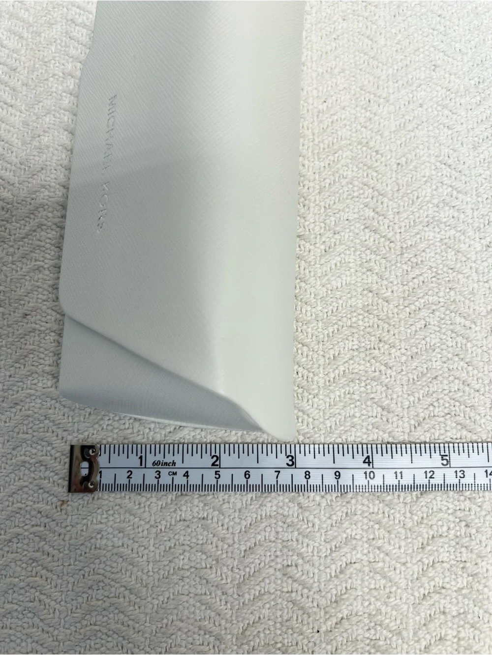 michael kors / white textured sunglasses case